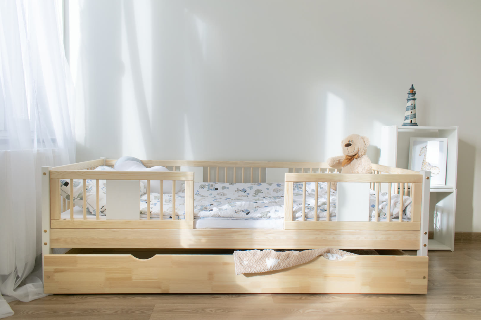 Łóżko pojedyncze z drewna sosnowego w pokoju przedszkolaka